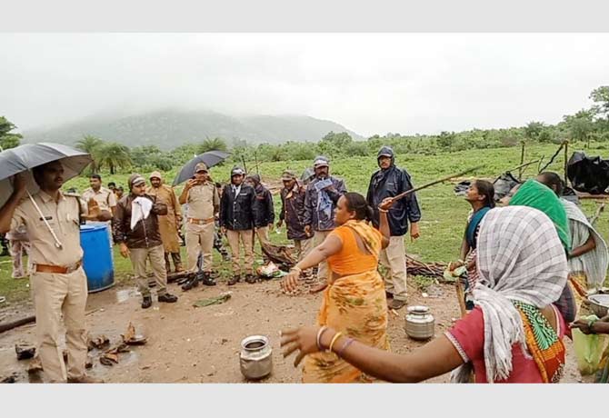 Koyapochagud Locals attacking forest officials
