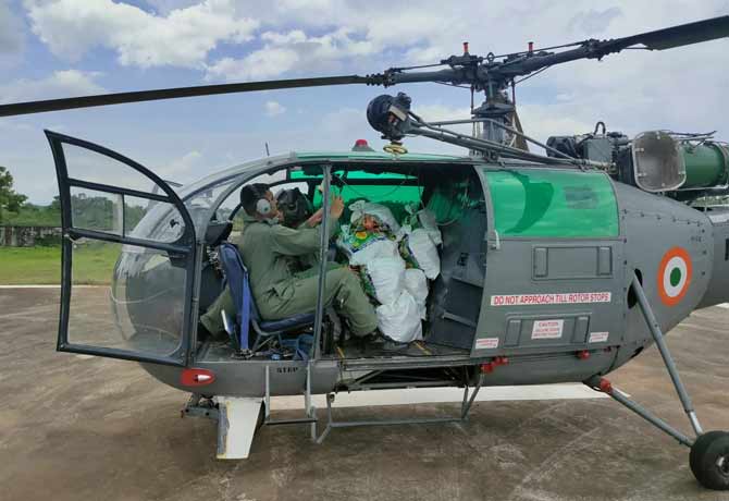 helicopter transporting goods to flood-affected areas