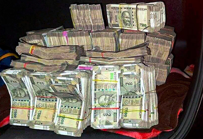 Congress Suspends 3 Jharkhand MLAs Catch with Cash