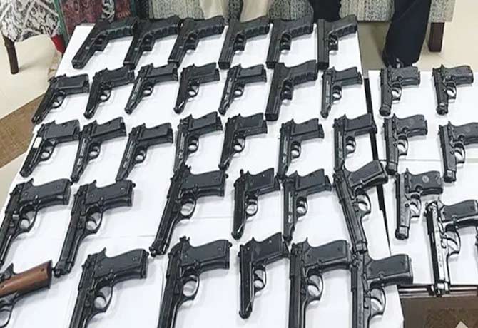 Couple caught with 45 pistols
