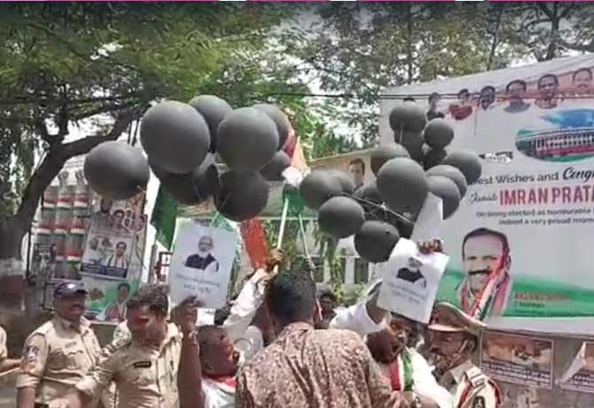 Congress protest with black balloons on PM Modi