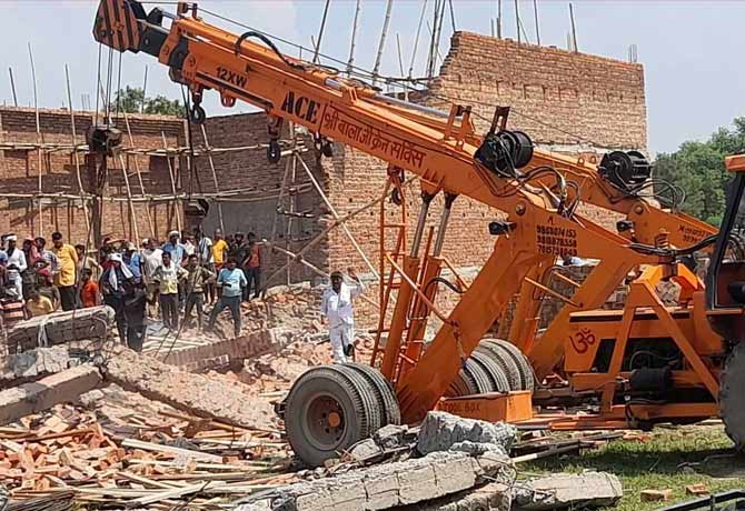 5 dead in wall collapse at alipur delhi
