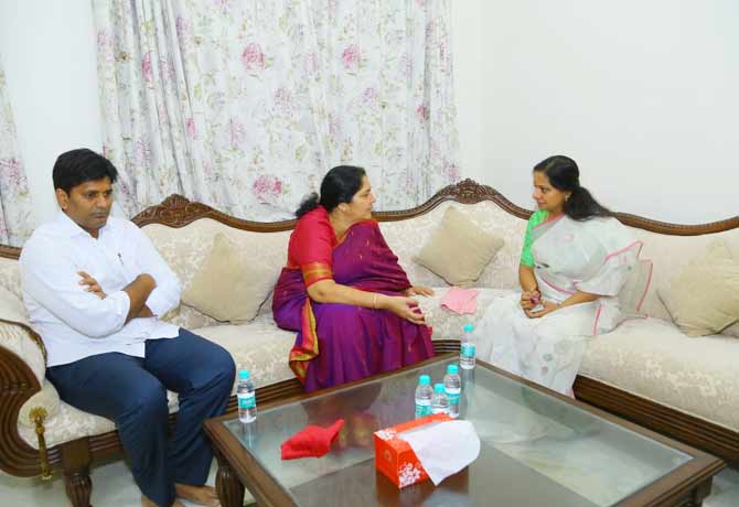 MLC Kavita visited Minister Satyavathy Rathore