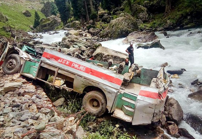 7 Jawans Killed after bus falls into Valley in Kashmir