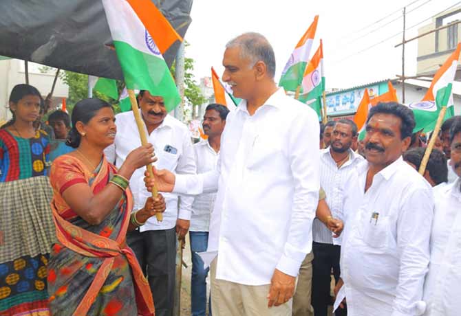 minister harish distributed national flags in siddipet