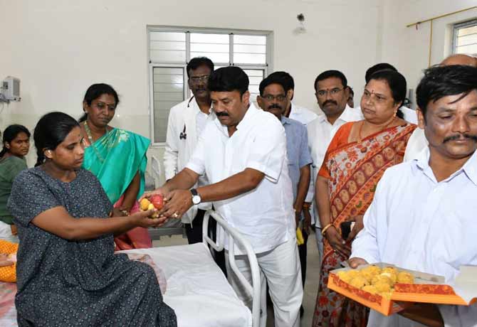 Minister Talasani distributed fruits in government hospital