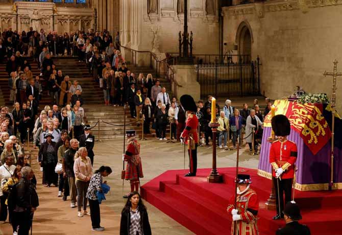 Huge queue for Queen Elizabeth Tribute