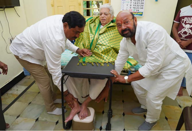 Minister Errabelli Dayakar Rao honored Chukka Ramaiah