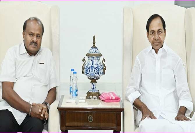 Kumaraswamy meets CM KCR at Pragathi Bhavan