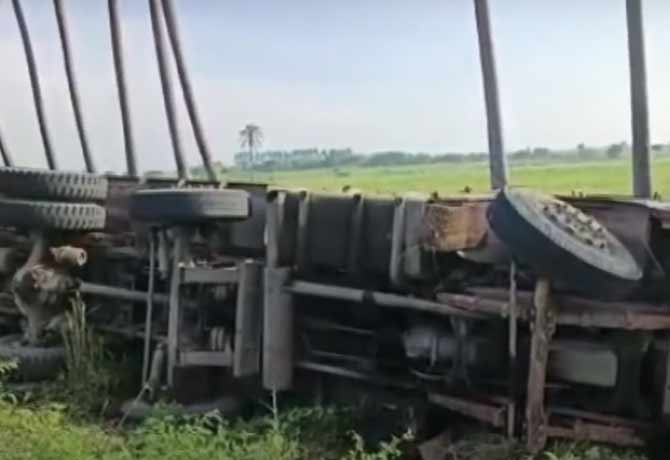 three killed in lorry overturned in palnadu