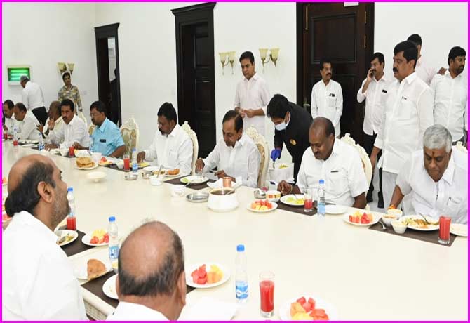 HD Kumaraswamy meets Telangana CM KCR