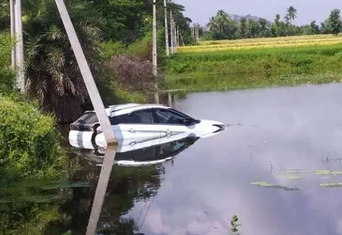 Car entered into Pond in Karimnagar