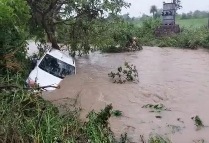 Car washed away in Flood in Vikarabad