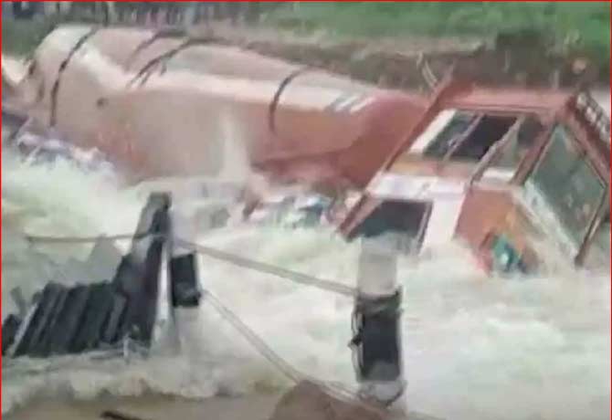 Lorry tanker washed away in Anantapur