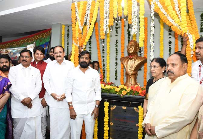 Venkaiah Naidu Unveiled Ex Minister Jaipal Reddy Idol