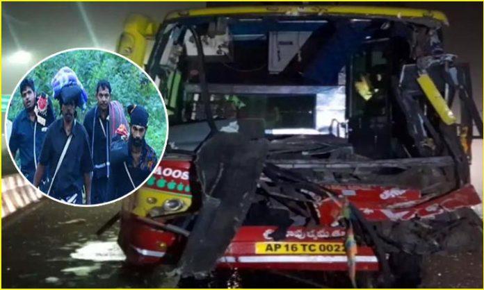 Ayyappa devotees Bus hit tipper: 20 injured