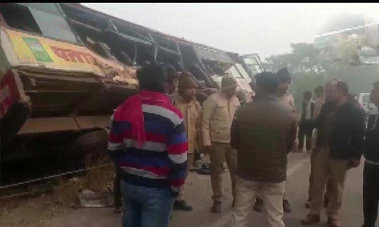 6 dead as truck hits bus on Lucknow-Bahraich