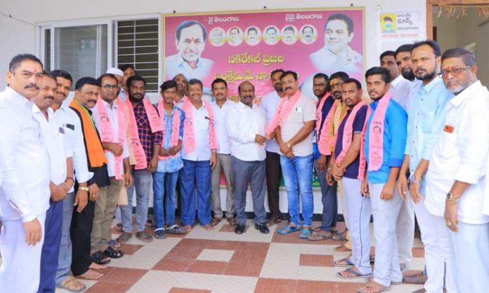 Cong , BJP activists joins in TRS