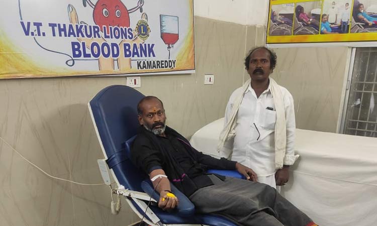 Donating blood to woman suffering from anemia