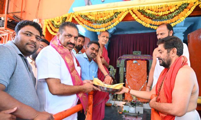 Karimnagar Mayor visited Prasannanjaneya Temple