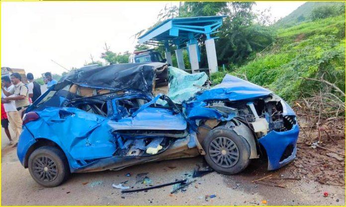 Road accident at Kurnool: Three killed