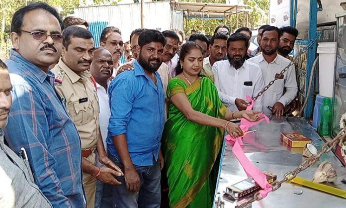 MLA Rekha Naik opens tiffin center in Utnoor