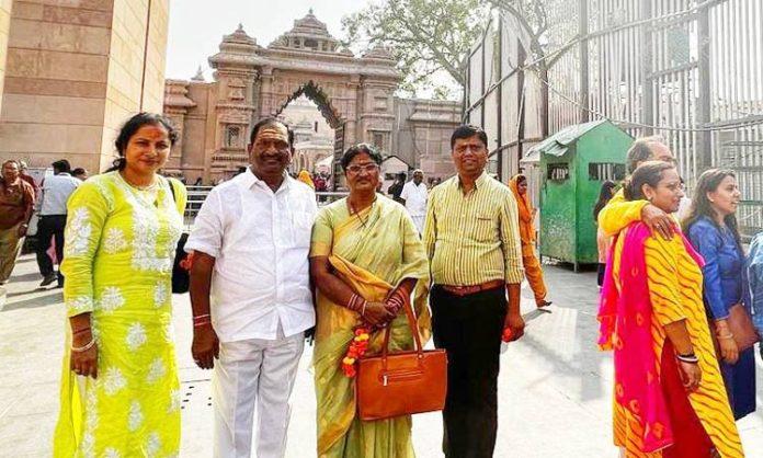 Minister Koppula visiting Kashi Vishwanath Mandir