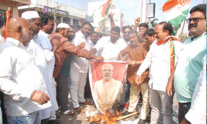 Congress burn effigy of Modi in sangareddy