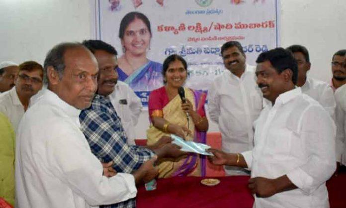 Padma Devender Reddy distributes Kalyana Lakshmi cheques