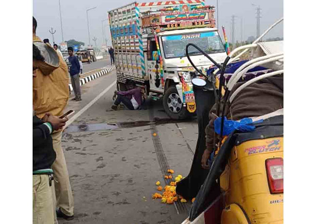 Two Members dead in Auto collided with bolero
