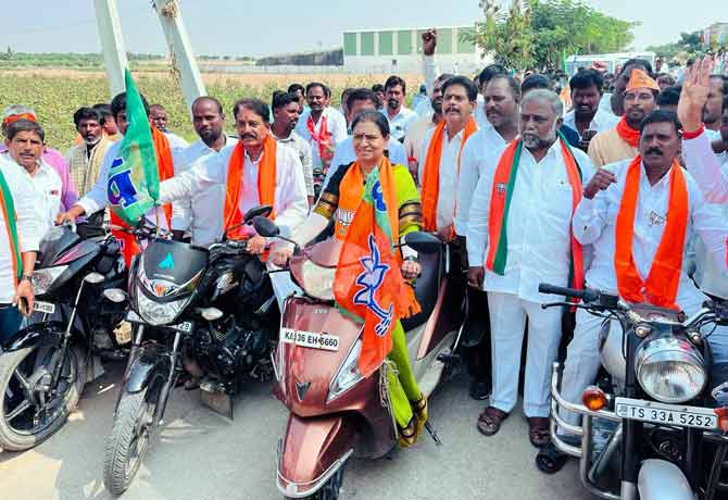 DK Aruna begins BJP Bharosa Yatra in Gadwal