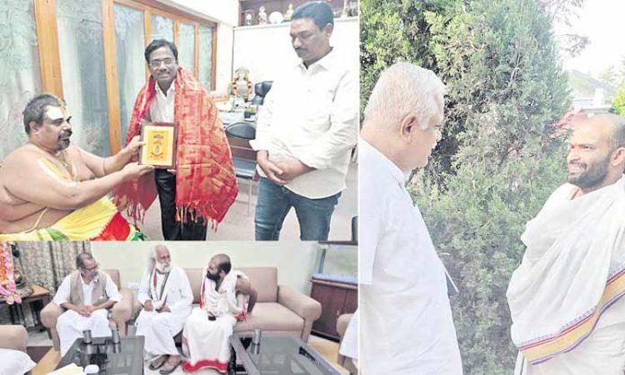 Ramachandra Bharti, Simhayaju and Nandakumar's relations with politicians