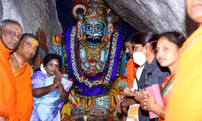 Governor Tamilisai visit Komuravelli Temple