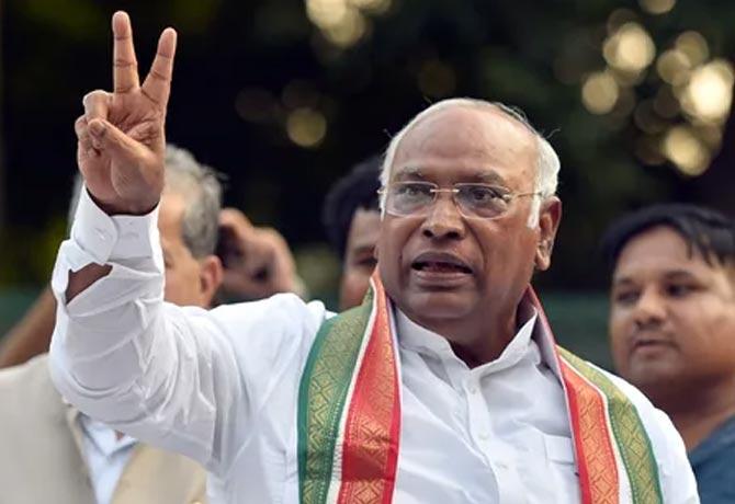 A warm welcome to Congress President Kharge in Bengaluru