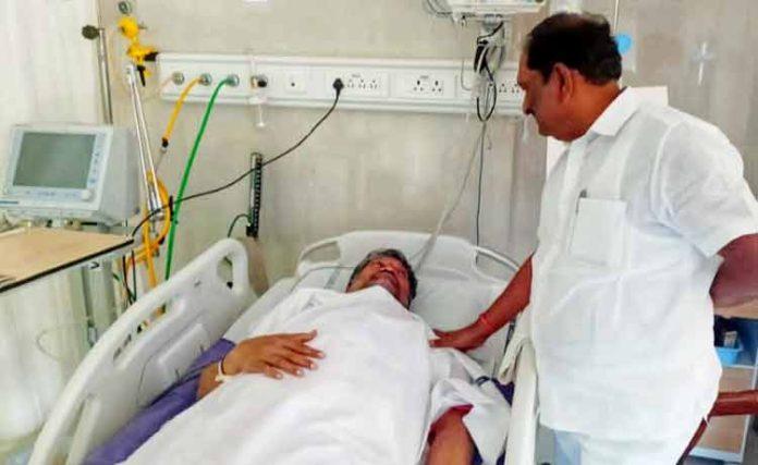 Koppula Eshwar meets L Ramana at Hospital