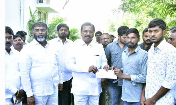 Niranjan Reddy distributes CMRF Cheques