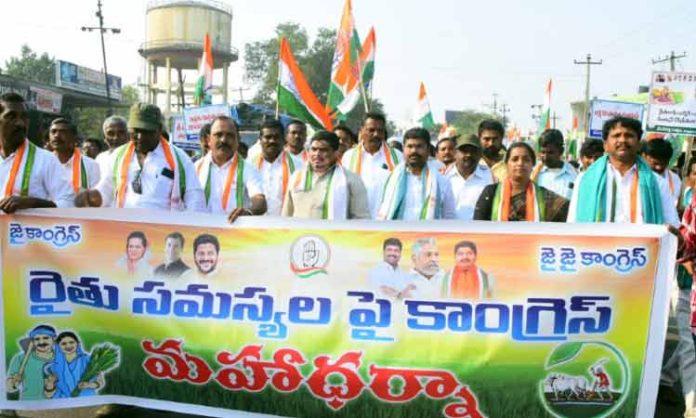 Congress holds protest on Farmers Issues in Karimnagar
