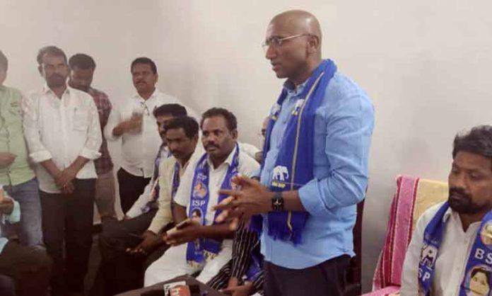 RS Praveen Kumar meets Podu lands farmers in Kollapur