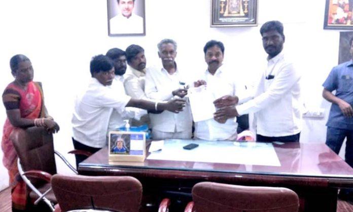 Municipal workers handed over petition along with MLA Paila Shekar Reddy