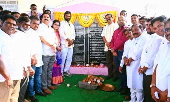 Srinivas Goud lays foundation Stone for Development Works in Makthal