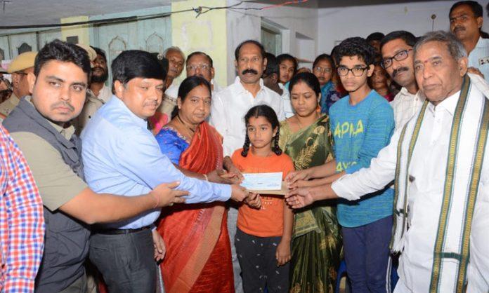 Rs.50 lakh cheque give Srinivasa Rao family