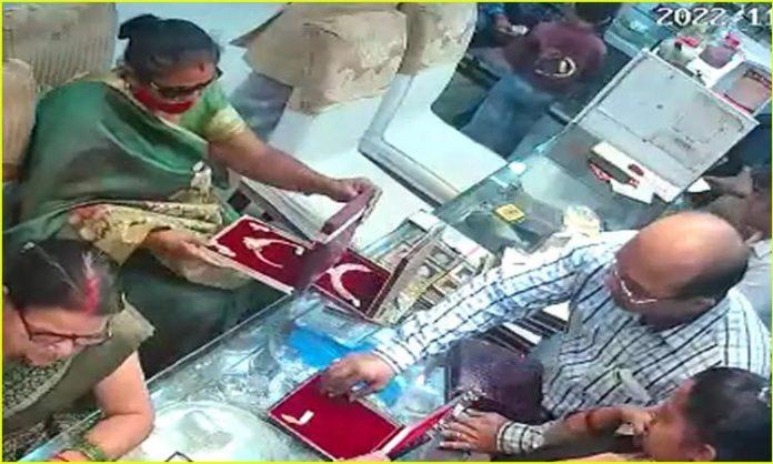 Woman steals ten lakh necklace in gorakhpur