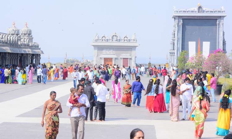 Crowd of devotees in Yadadri temple 