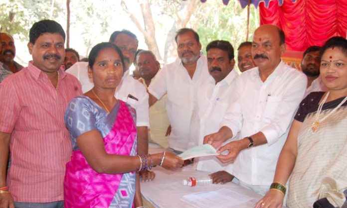 Kalyana lakshmi cheques distributed in sangareddy