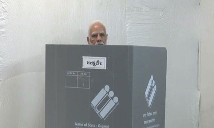 PM Modi cast vote