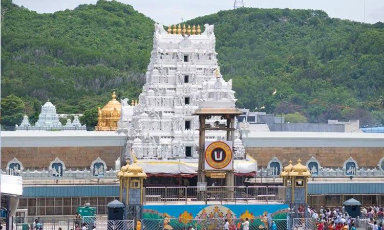 Huge Devotees visit Tirumala Temple