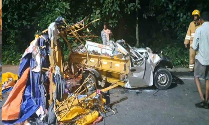 Six Members dead in container collided auto
