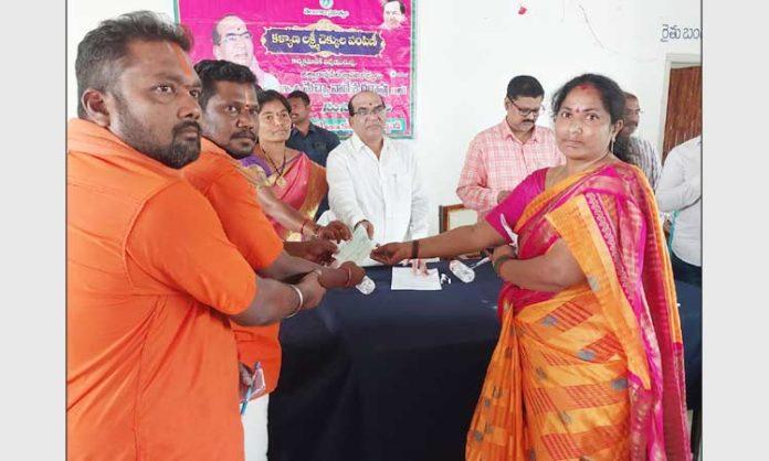 MLA Mecha Nageswara Rao distributed Kalyanalakshmi cheques