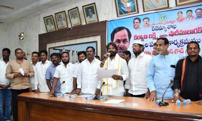 Minister Srinivas Goud Distributed Kalyana Lakshmi Cheques