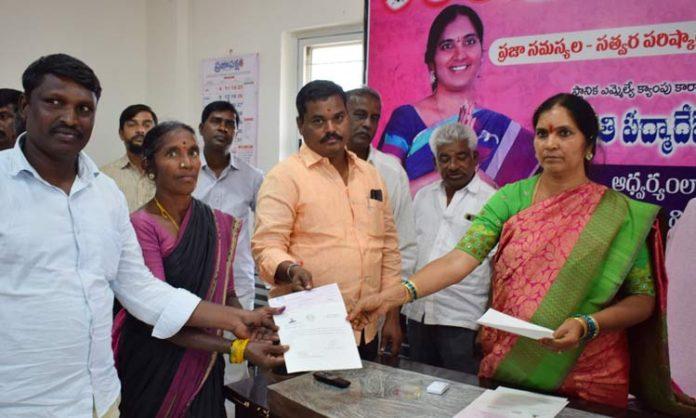 Padma Devender Reddy distributed CMRF cheques